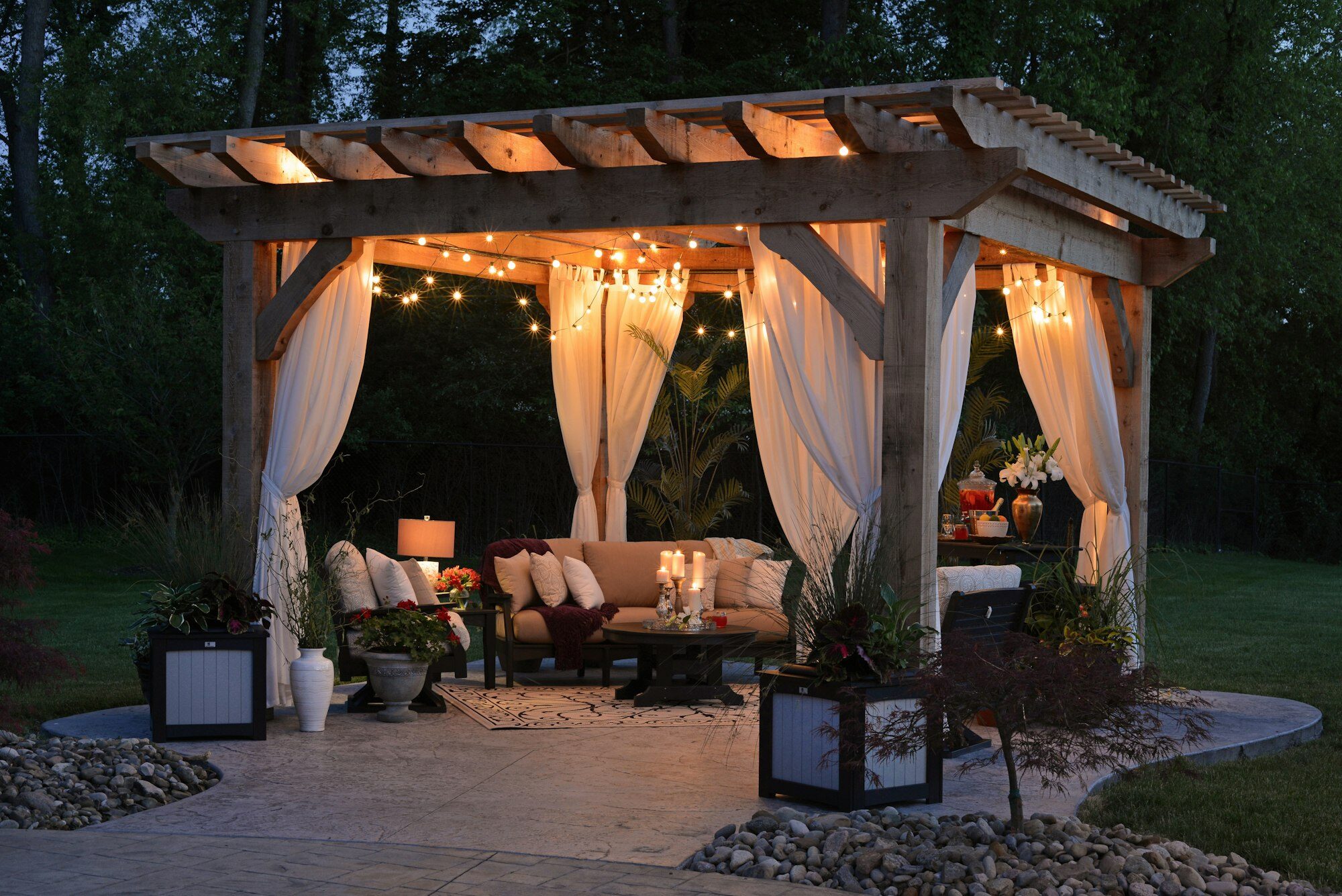 Beleuchtete Terrasse mit Pergola am Abend